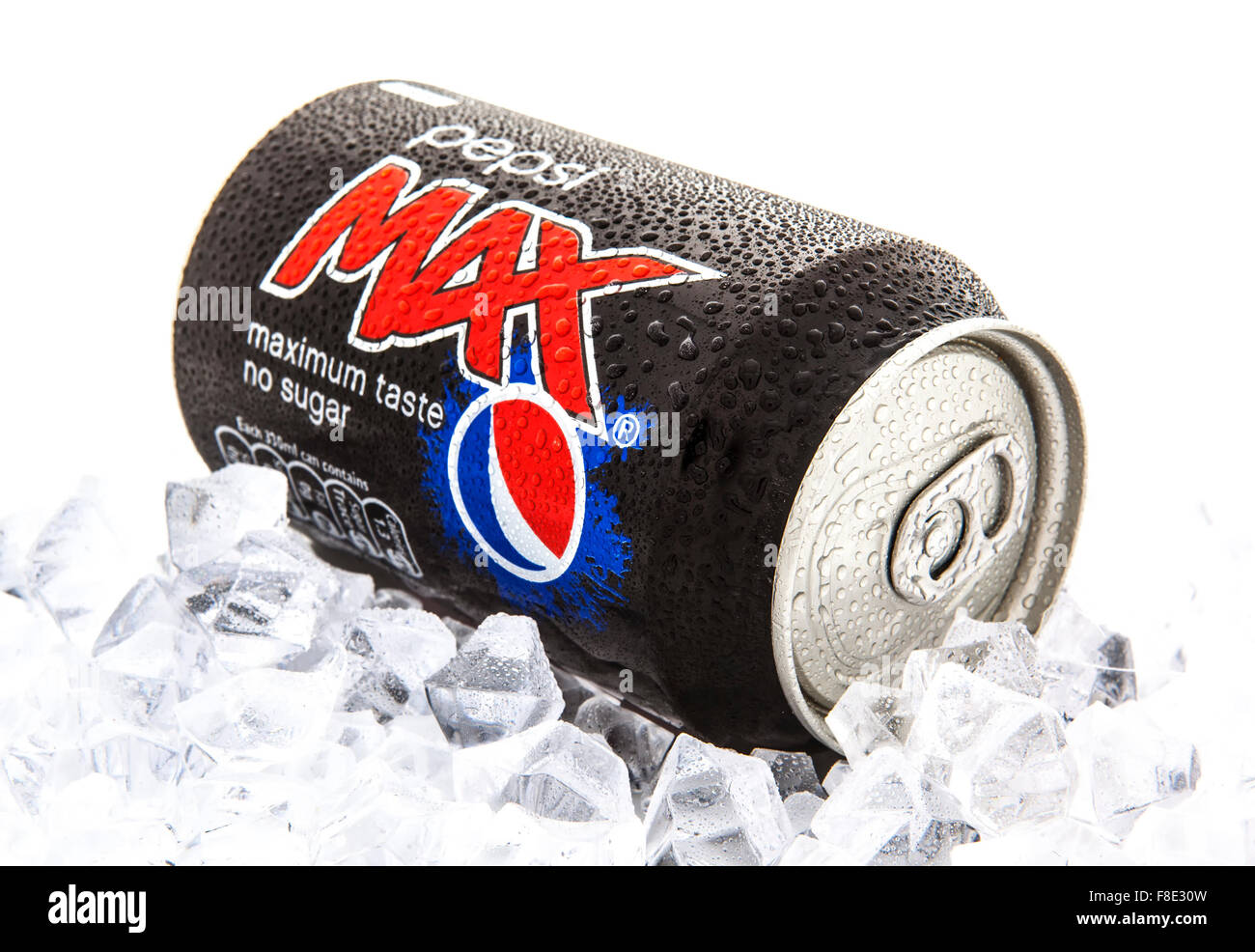 Pepsi Max sur un lit de glace sur un fond blanc Banque D'Images