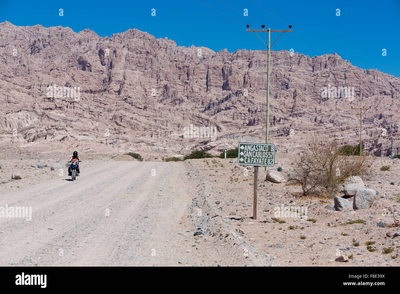 Homme conduisant sur moto sur route de terre Ruta 40 en Argentine Banque D'Images