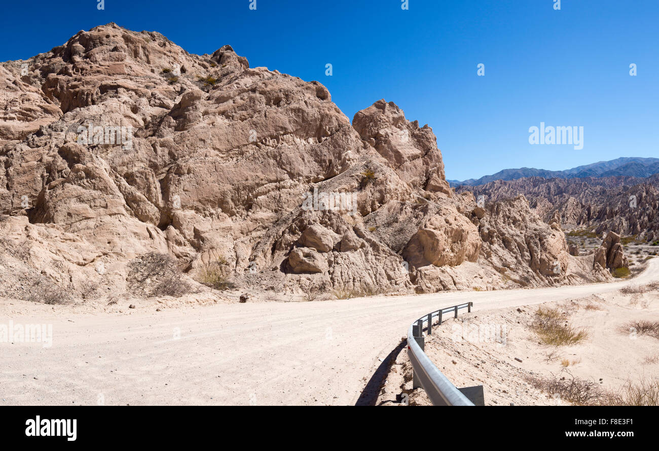 Résumé des formations rocheuses avec ciel bleu le long de la célèbre Ruta 40 (route 40) à l'intérieur de vallées Calchaqui dans la province de Salta. L'Argentine Banque D'Images