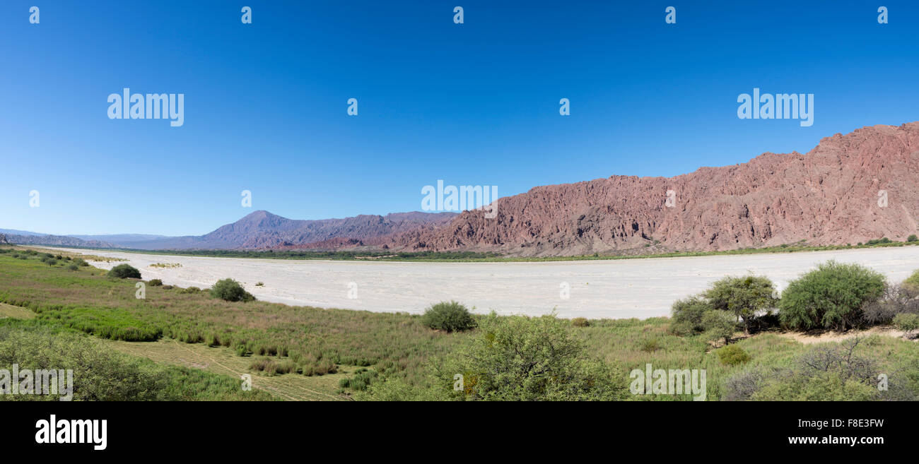 La montagne andine et ciel bleu Cachi, Ruta 40, Salta, Argentine Banque D'Images
