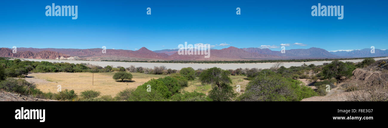 La montagne andine et ciel bleu Cachi, Ruta 40, Salta, Argentine Banque D'Images