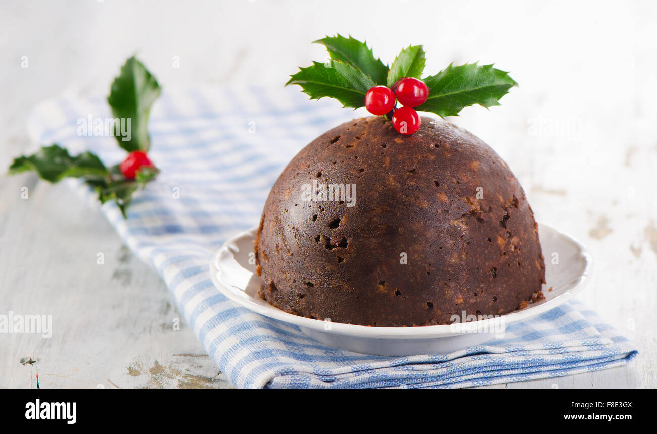 Plum-pudding de Noël avec le houx. Selective focus Banque D'Images