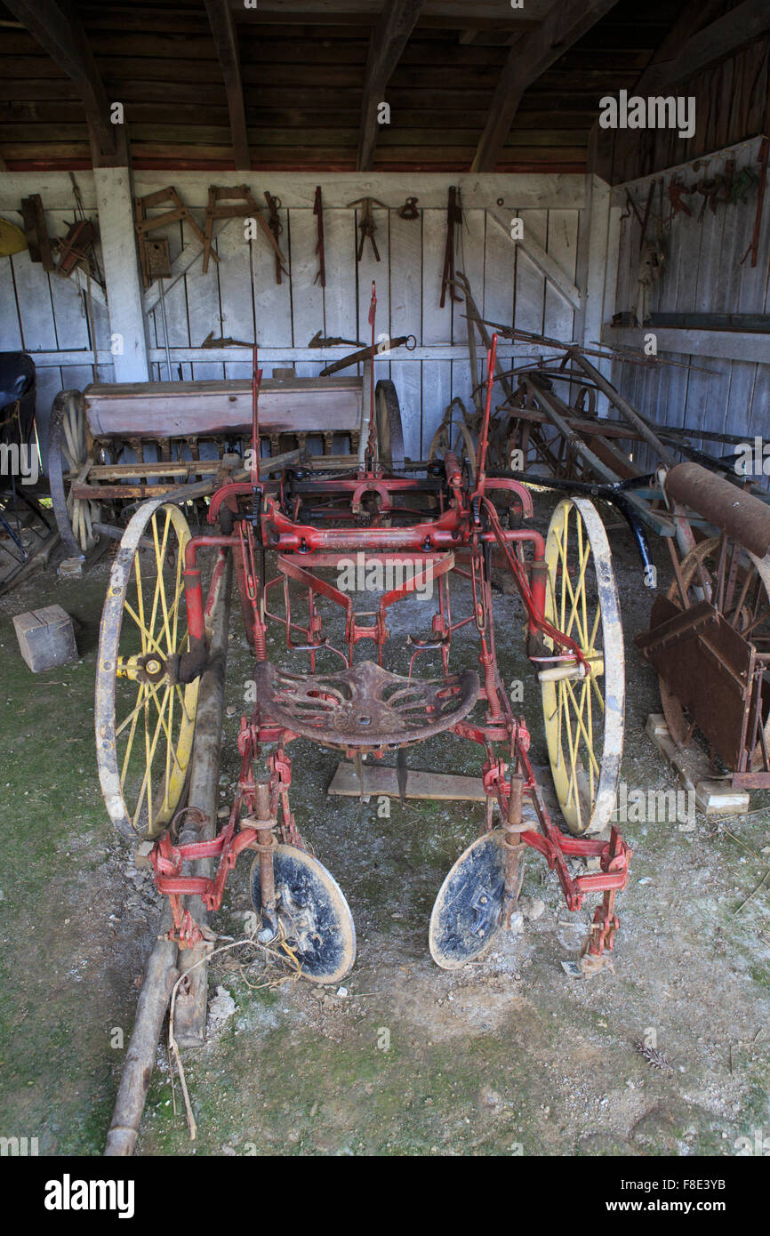 Vieille charrue dans un hangar Banque D'Images