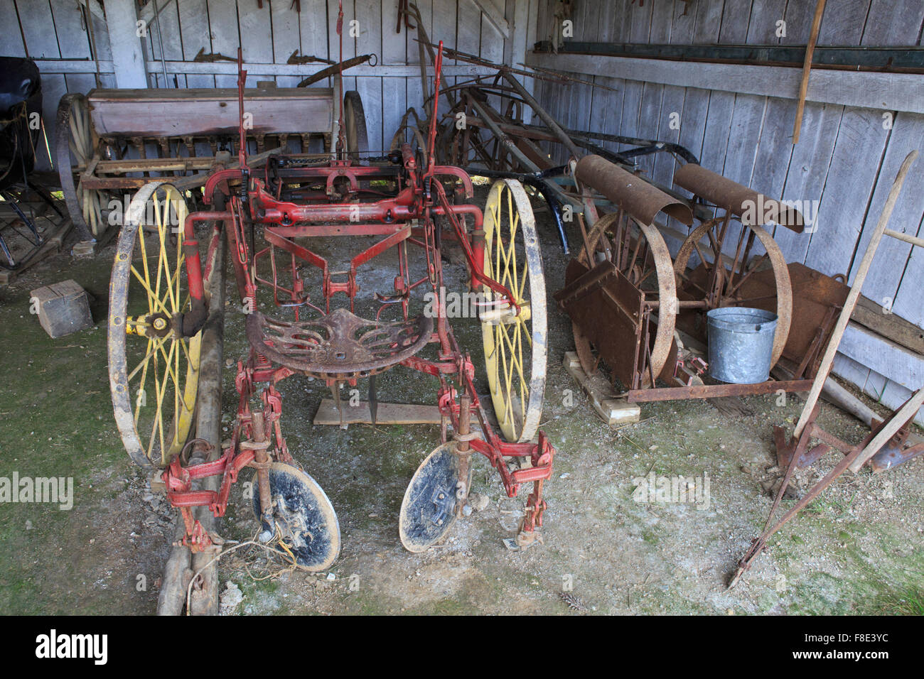Vieille charrue dans un hangar Banque D'Images