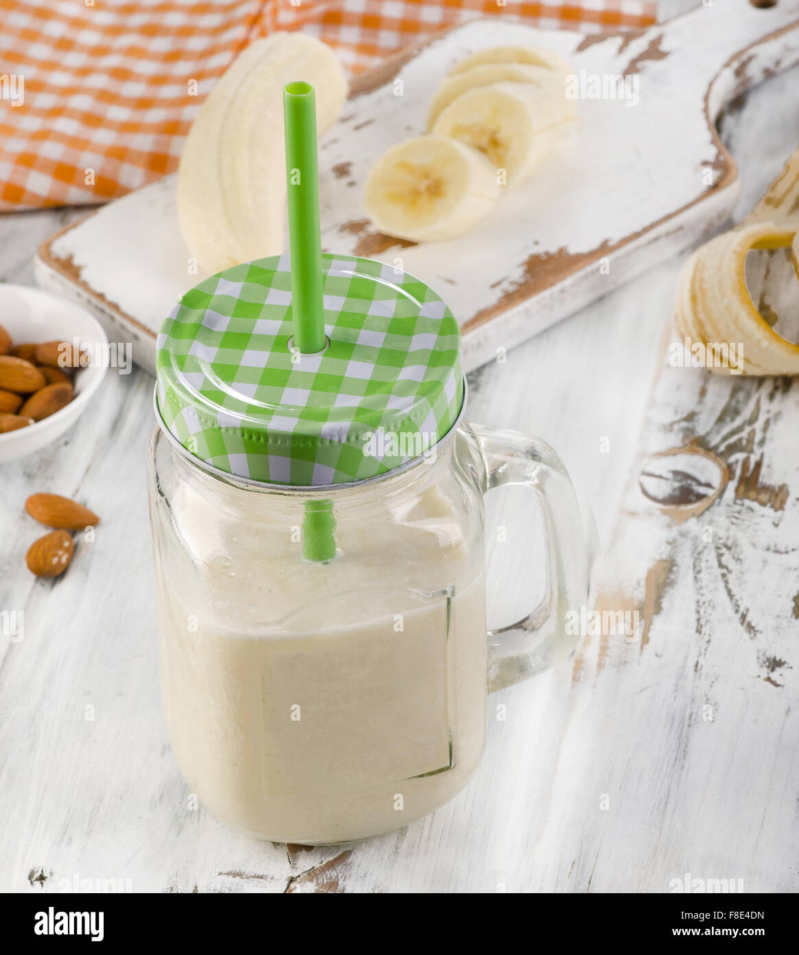 Smoothie banane sur une table en bois. Selective focus Banque D'Images