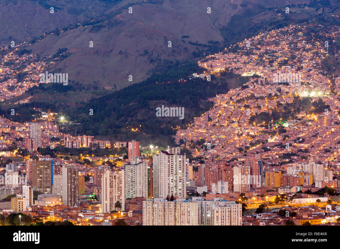 Rues de la région de Medellin, Colombie, la nuit Banque D'Images