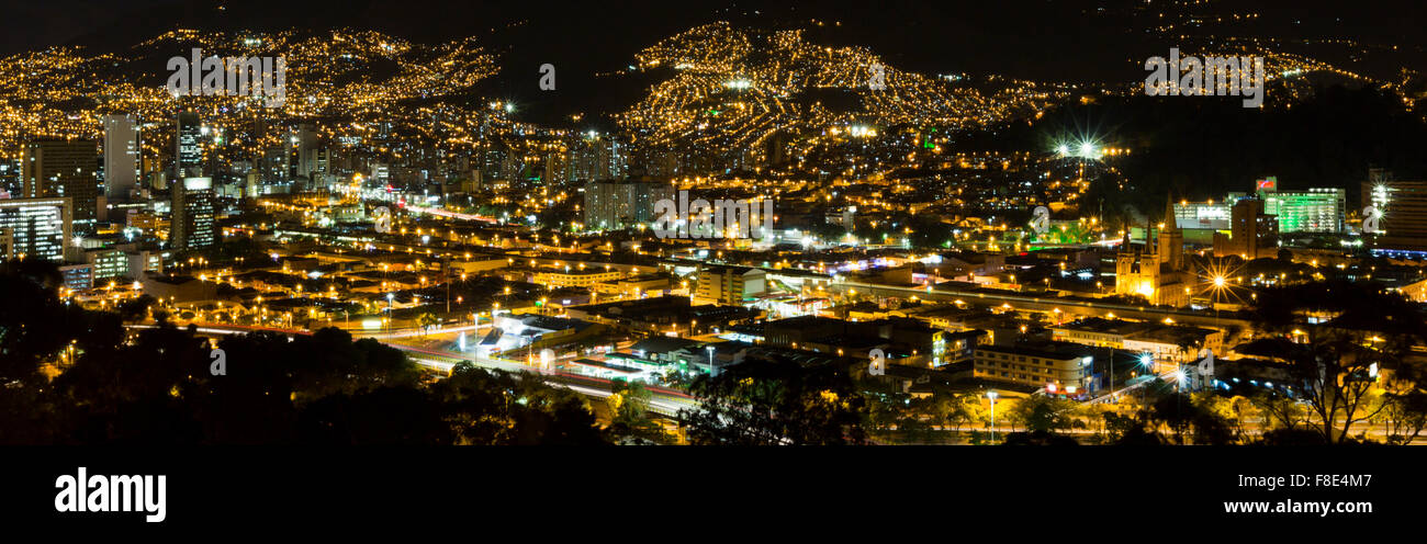 Rues de la région de Medellin, Colombie, la nuit Banque D'Images