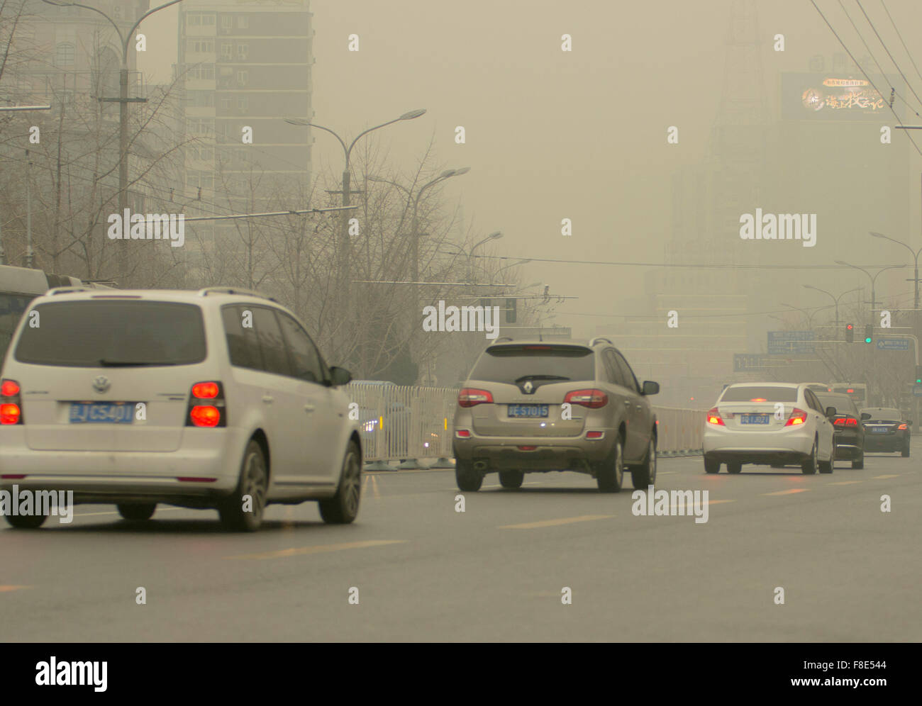 La circulation s'est bloquée sur la route de l'artère Jianguomen malgré l'utilisation de la voiture limitée à des nombres impairs/pairs les jours alternés, les niveaux de pollution ayant grimpé à plus de 20 fois les niveaux de sécurité, ce qui a donné lieu à une alerte rouge pour tout Pékin. © Olli Geibel Banque D'Images