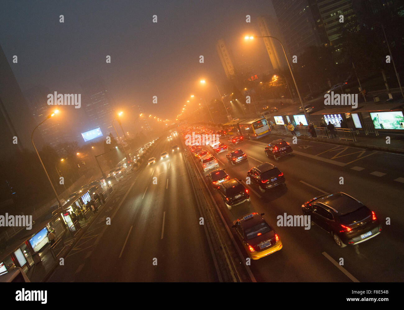 La circulation s'est bloquée sur la route de l'artère Jianguomen malgré l'utilisation de la voiture limitée à des nombres impairs/pairs les jours alternés, les niveaux de pollution ayant grimpé à plus de 20 fois les niveaux de sécurité, ce qui a donné lieu à une alerte rouge pour tout Pékin. © Olli Geibel Banque D'Images