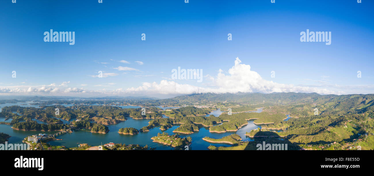 Panorama des lacs et d'îles de Guatape avec la Piedra el Penol avec blue cloudy sky, près de Medellin, Colombie. Banque D'Images