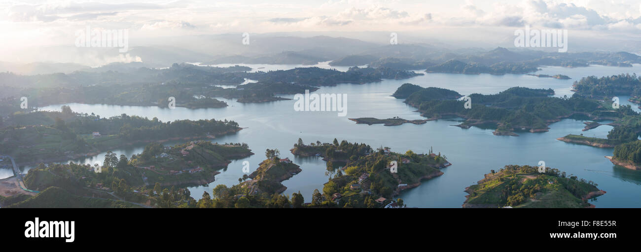 Panorama des lacs et d'îles de Guatape avec la Piedra el Penol avec blue cloudy sky, près de Medellin, Colombie. Banque D'Images