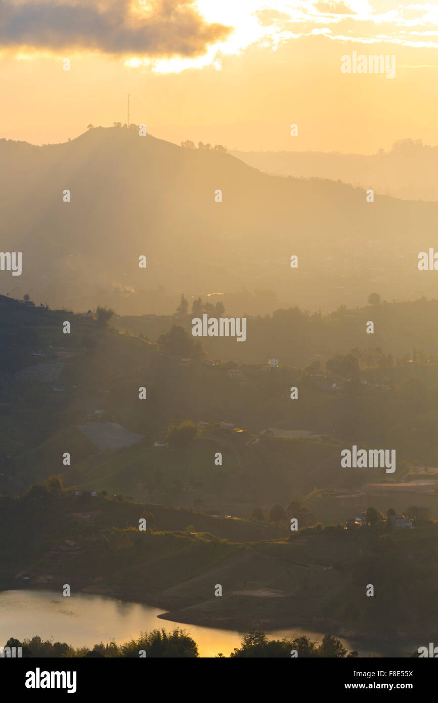 Coucher du soleil et montagnes à Guatape en Antioquia, Colombie Banque D'Images