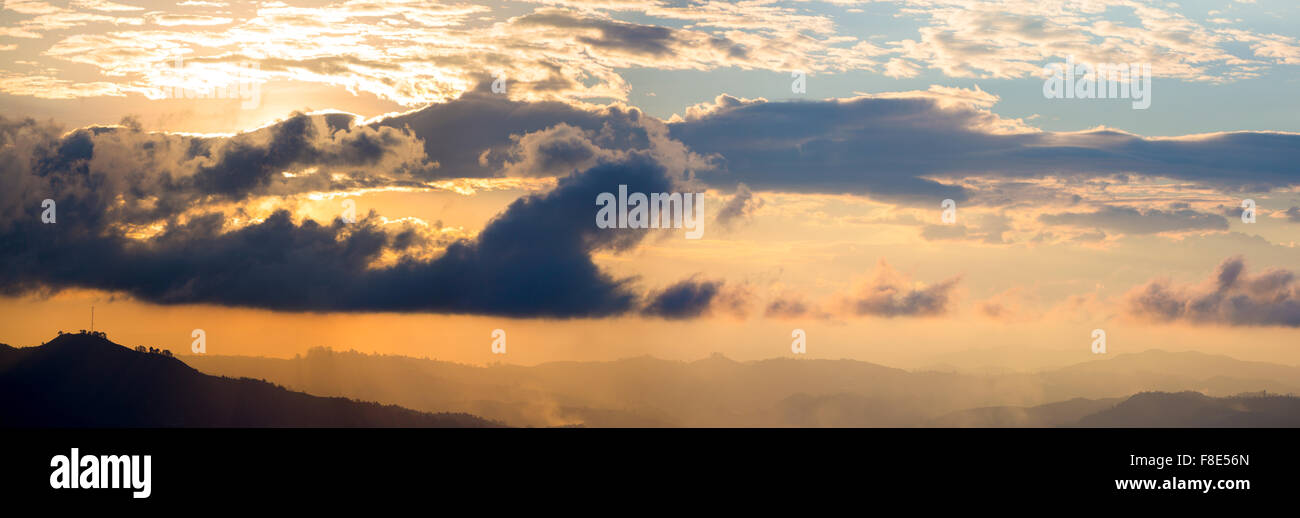 Panorama des lacs et d'îles de Guatape avec la Piedra el Penol avec blue cloudy sky, près de Medellin, Colombie. Banque D'Images