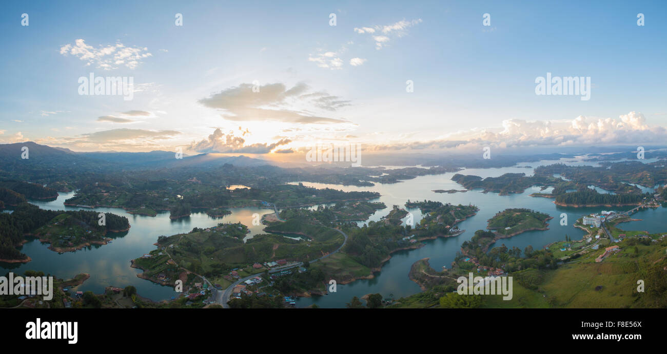 Panorama des lacs et d'îles de Guatape avec la Piedra el Penol avec blue cloudy sky, près de Medellin, Colombie. Banque D'Images