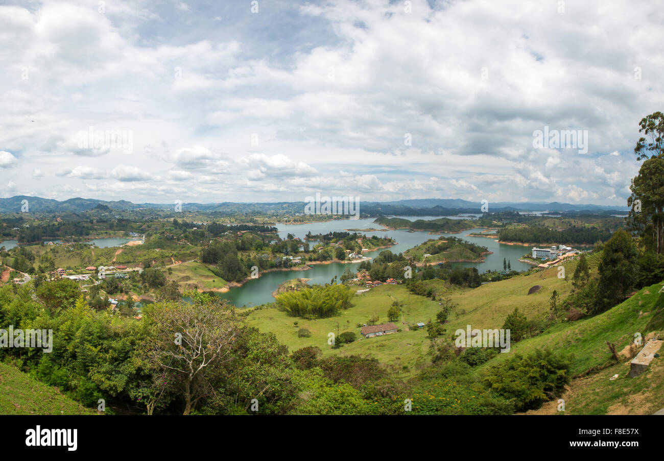 Panorama des lacs et d'îles de Guatape avec la Piedra el Penol avec blue cloudy sky, près de Medellin, Colombie. Banque D'Images