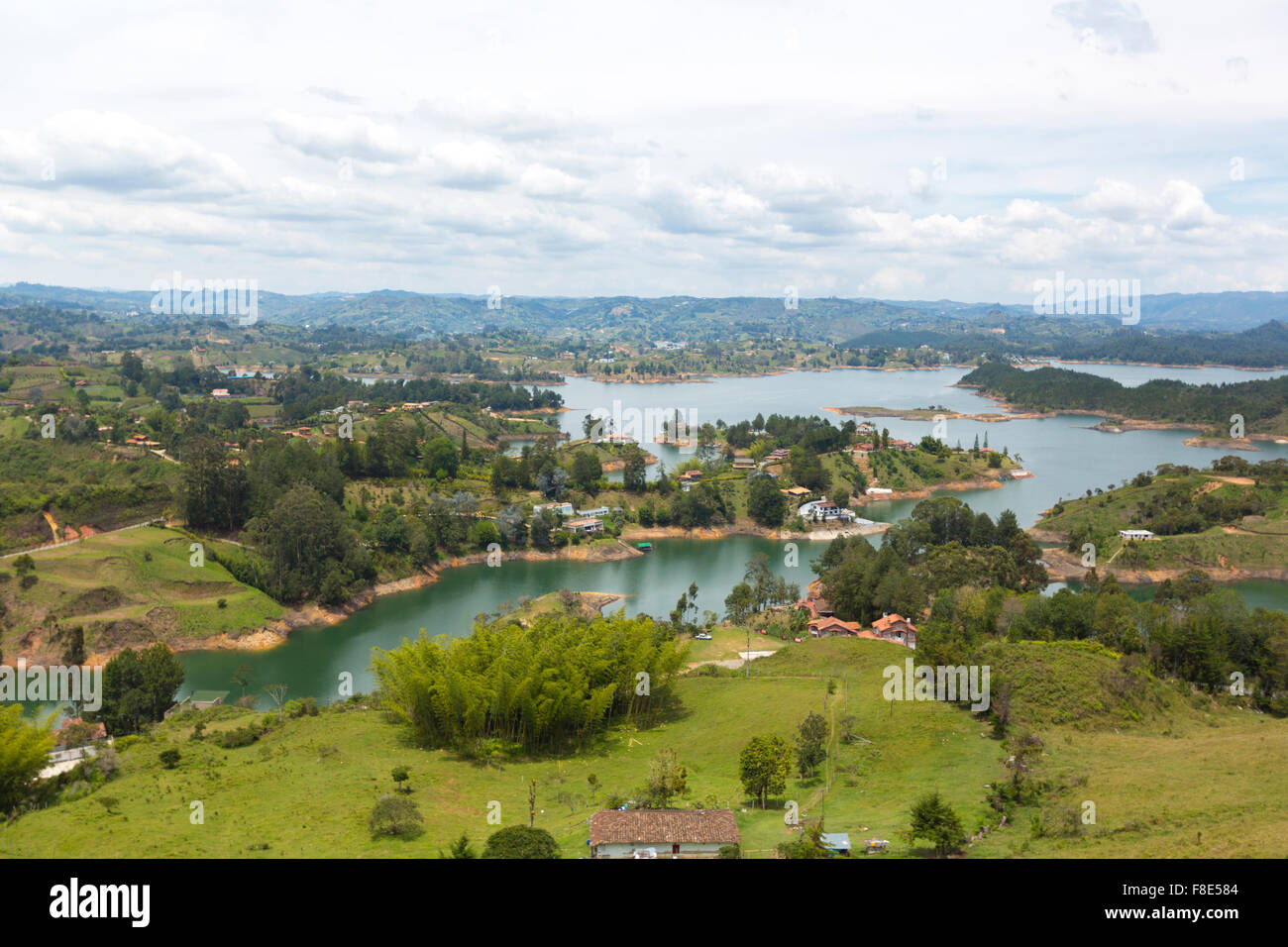 Panorama des lacs et d'îles de Guatape avec la Piedra el Penol avec blue cloudy sky, près de Medellin, Colombie. Banque D'Images