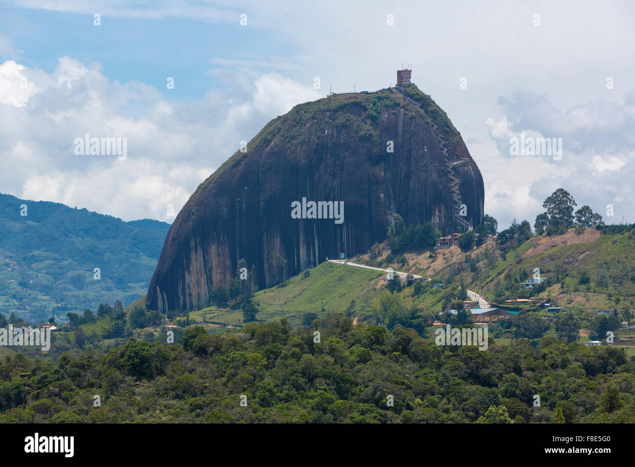 Panorama des lacs et d'îles de Guatape avec la Piedra el Penol avec blue cloudy sky, près de Medellin, Colombie. Banque D'Images