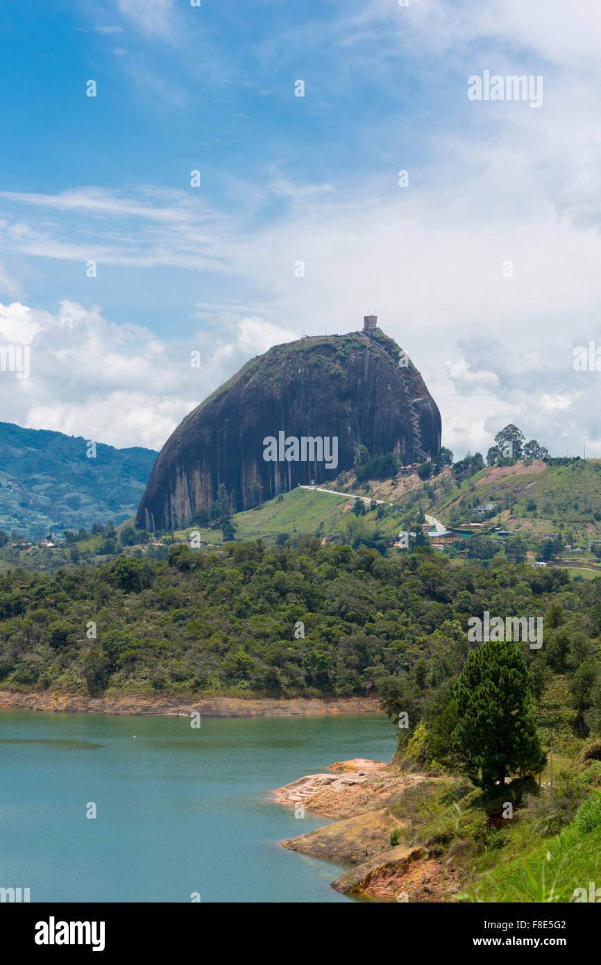 Panorama des lacs et d'îles de Guatape avec la Piedra el Penol avec blue cloudy sky, près de Medellin, Colombie. Banque D'Images