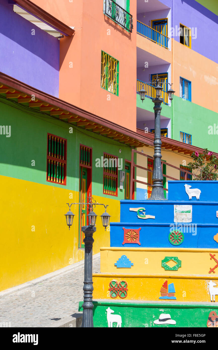 Carré avec silver fish statue et façades colorées, Guatape Banque D'Images