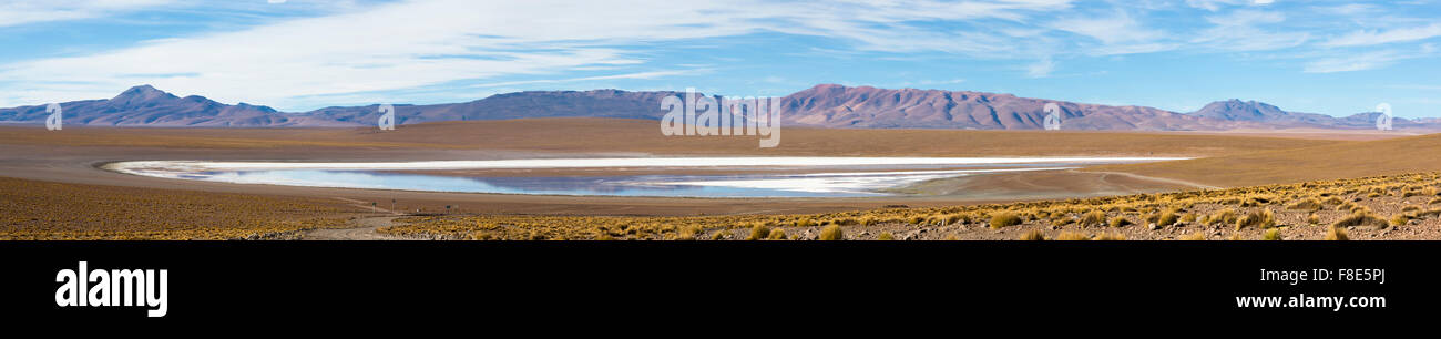 Panorama de montagnes et de sel blanc pan en Eduardo Avaroa Réserve nationale de faune andine contre un ciel bleu clair, Bolivie Banque D'Images