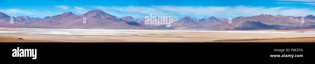 La montagne d'Atacama avec ciel bleu dans le parc Eduardo Avaroa Banque D'Images