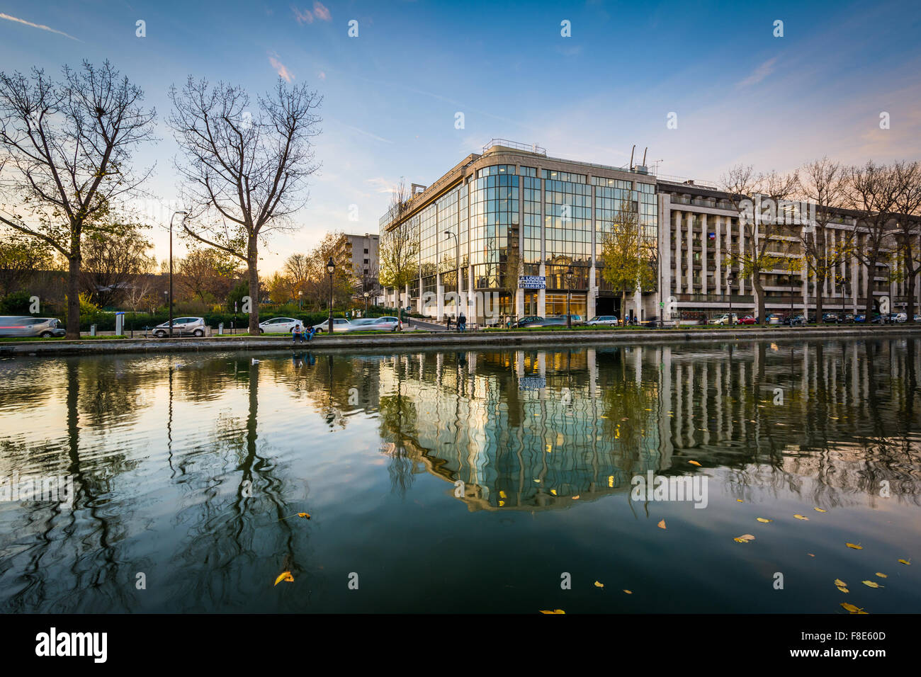 Ses bâtiments reflétant au Canal Saint-Martin, à Paris, France. Banque D'Images