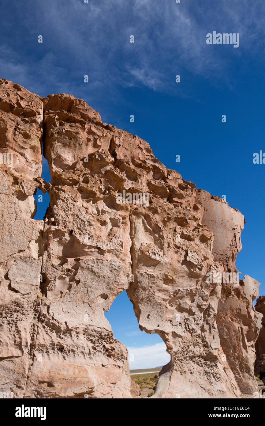 Avec des formations de roche géologique forme contre un ciel bleu clair. La Bolivie Banque D'Images