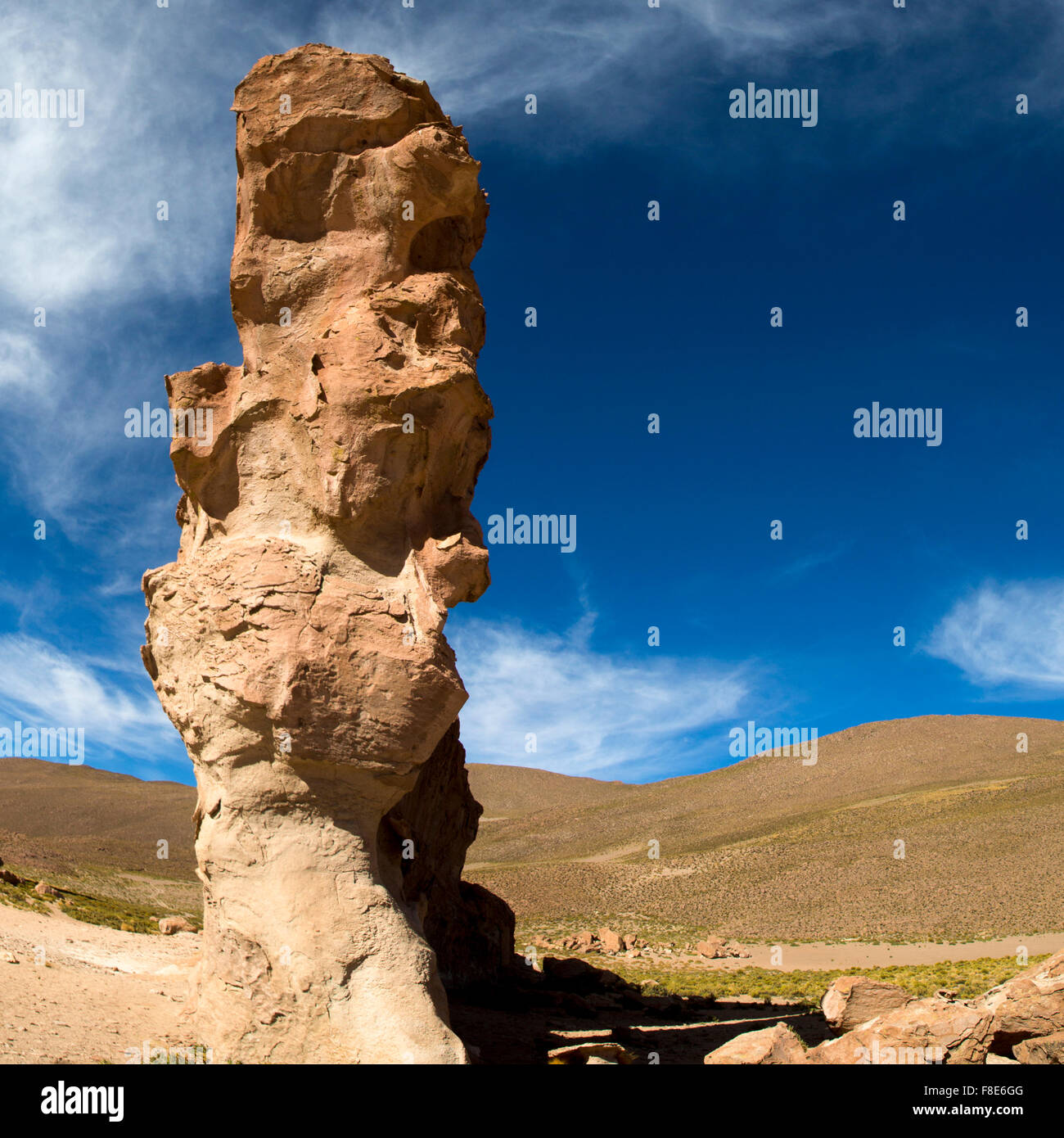 Avec des formations de roche géologique forme contre un ciel bleu clair. La Bolivie Banque D'Images