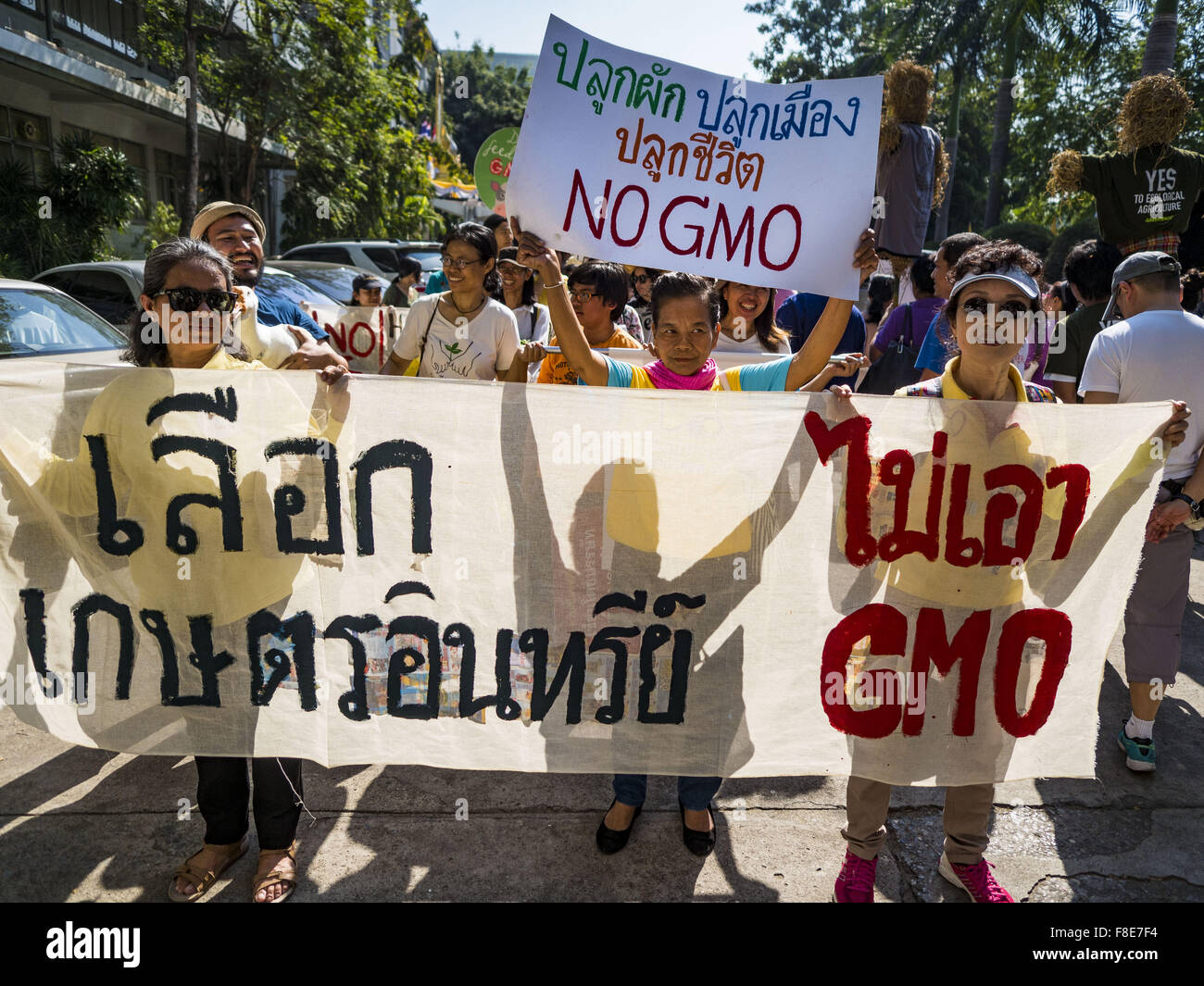 Bangkok, Thaïlande. 9Th Mar, 2015. Les gens rassemblement à Bangkok contre les cultures OGM. Environ 50 activistes de l'environnement se sont réunis près de Government House à Bangkok pour protester contre le projet de loi sur la sécurité biologique se débat dans l'assemblée législative thaïlandaise. Le projet de loi permettra l'utilisation d'organismes génétiquement modifiés (OGM) à des fins commerciales. Les rassemblements politiques de plus de cinq personnes sont interdits par le gouvernement militaire et les manifestants n'étaient pas autorisés à mars à Government House ou confronter directement les législateurs. Crédit : Jack Kurtz/ZUMA/Alamy Fil Live News Banque D'Images