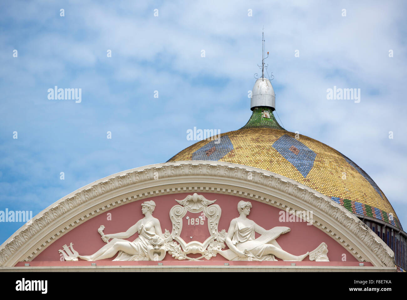 Détails de toiture de l'Amazone (en portugais : théâtre Teatro Amazonas) avec blue cloudy sky, de l'opéra situé à Manaus, Brésil Banque D'Images