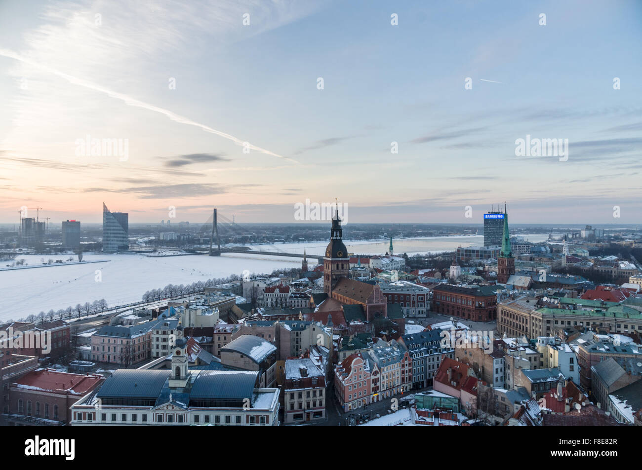 RIGA, Lettonie - 02 février : Hiver coucher de soleil sur la vieille ville et de la rivière Daugava. 2 millions de touristes ont visité Riga en 2014. Banque D'Images