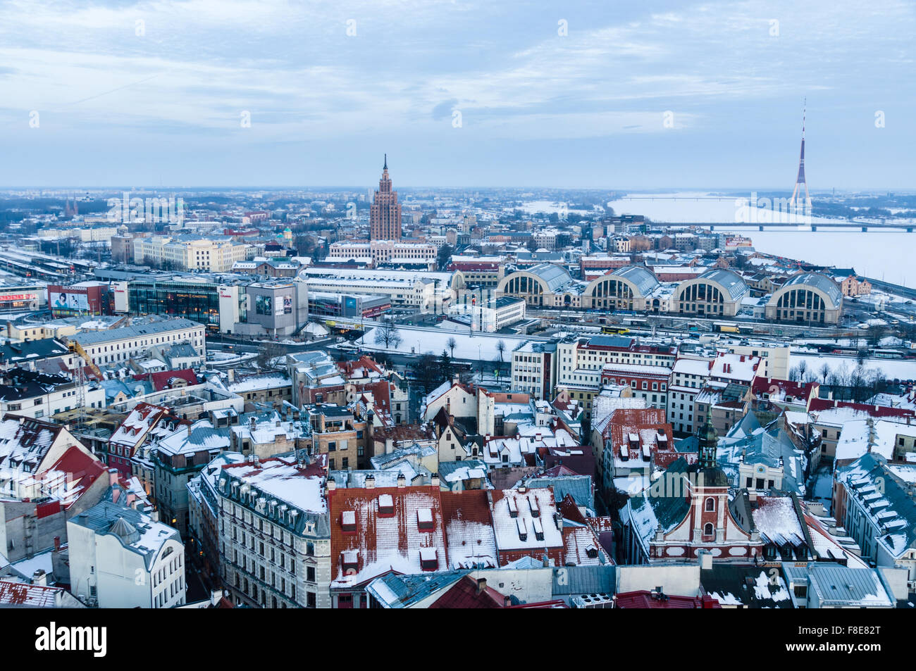 RIGA, Lettonie - 02 février : les mois d'hiver après le coucher du soleil Vue de la ville d'en haut. 2 millions de touristes ont visité Riga en 2014. Banque D'Images