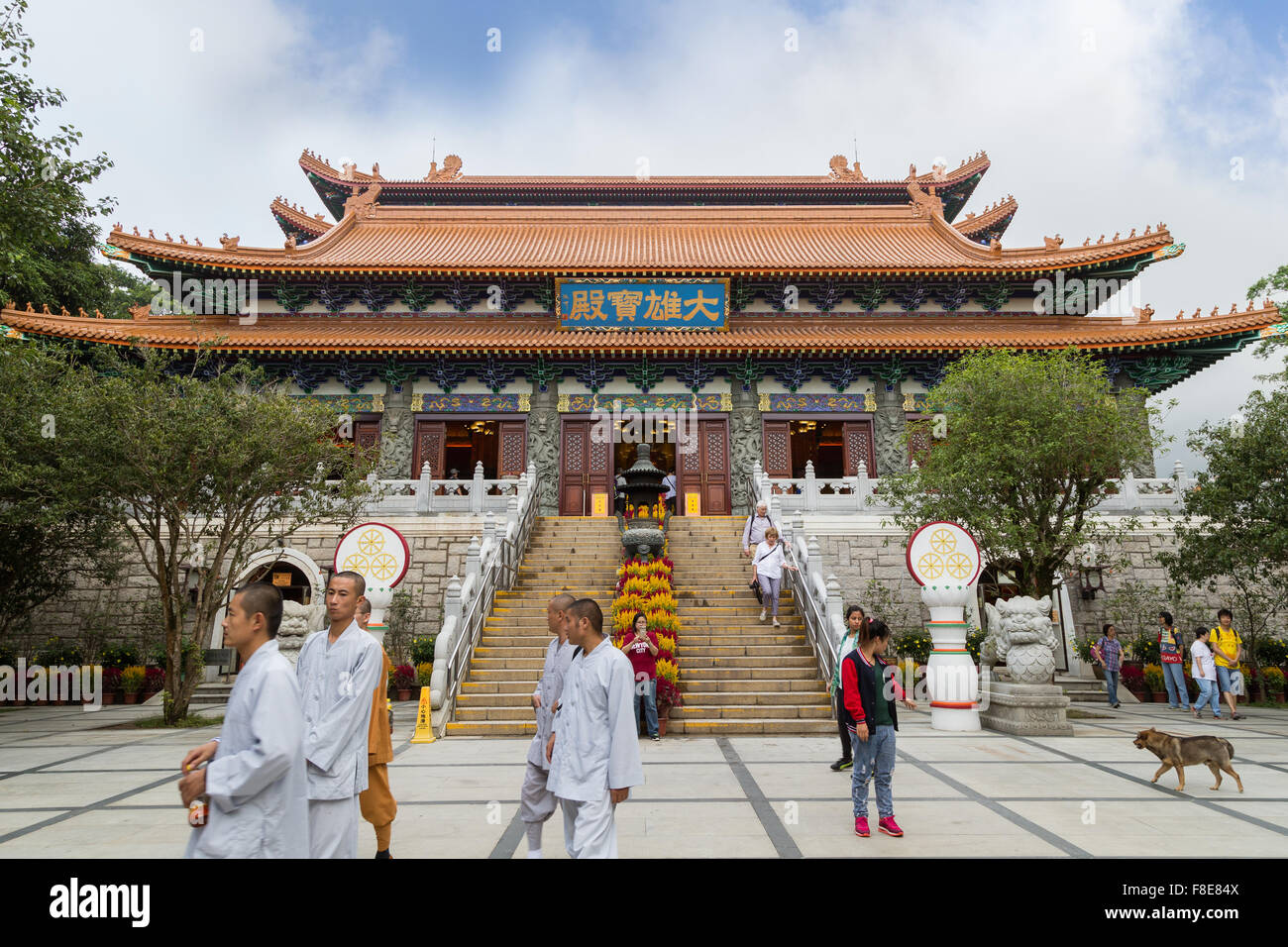 Les moines et les touristes en face de la principale salle de culte de Bouddha au monastère Po Lin sur l'île de Lantau à Hong Kong, Chine. Banque D'Images