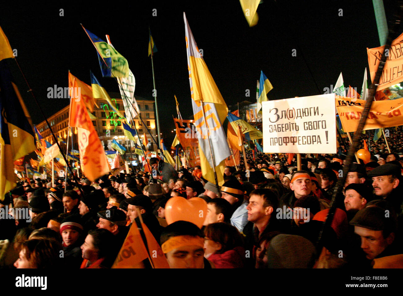 Les gens la nuit à Kiev lors de la Révolution Orange Banque D'Images