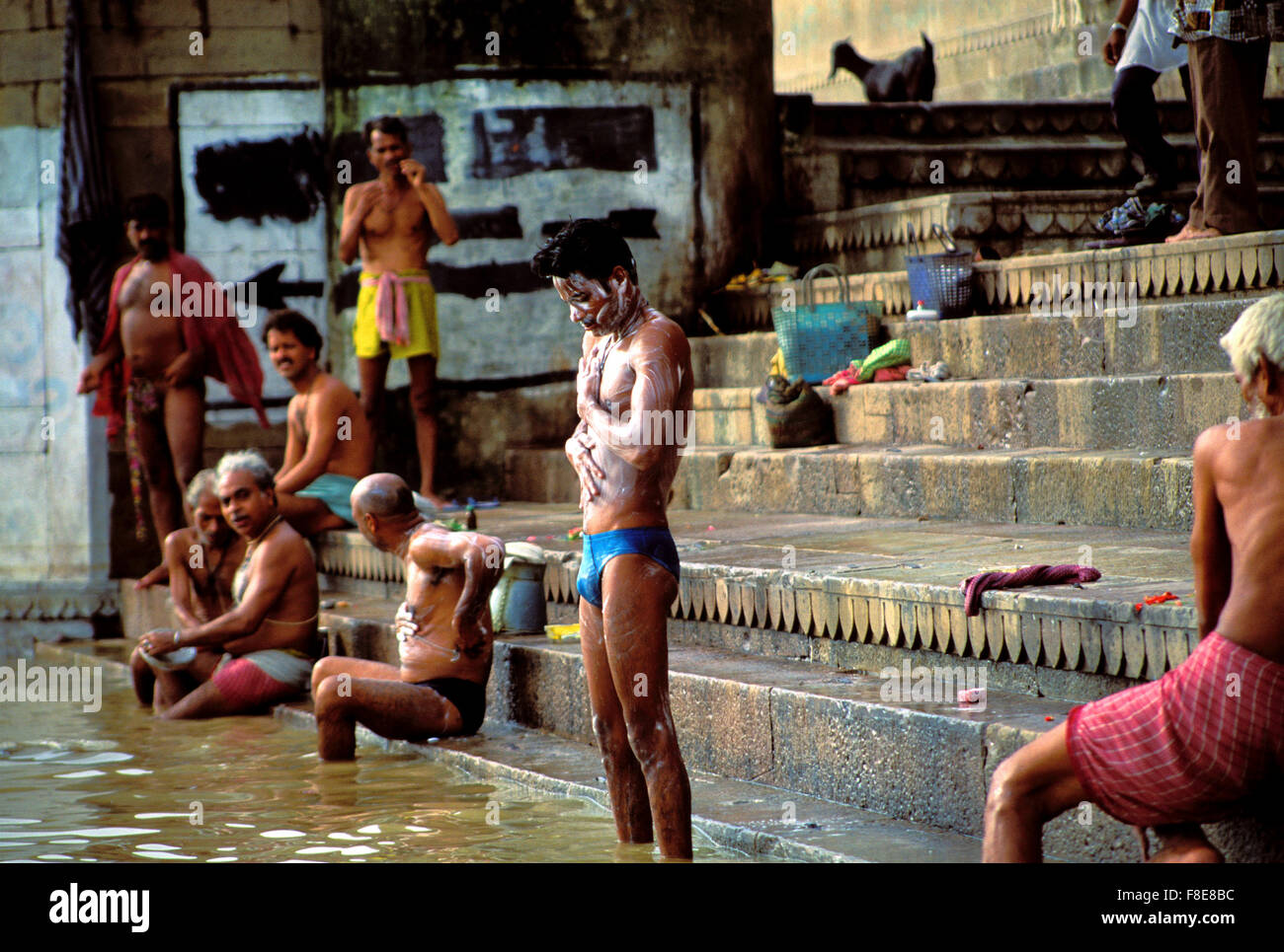 Les personnes qui prennent le bain rituel du matin à Varanasi Banque D'Images Les personnes qui prennent le bain rituel du matin à Varanasi Banque D'Images