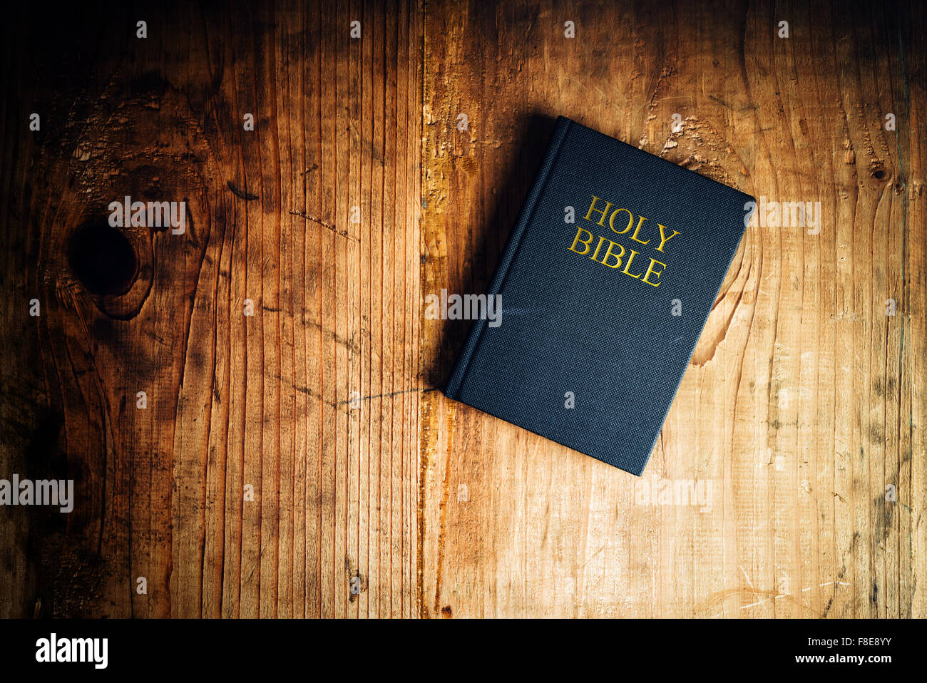 Sainte Bible sur l'ancienne église en bois, vue de dessus de table Banque D'Images