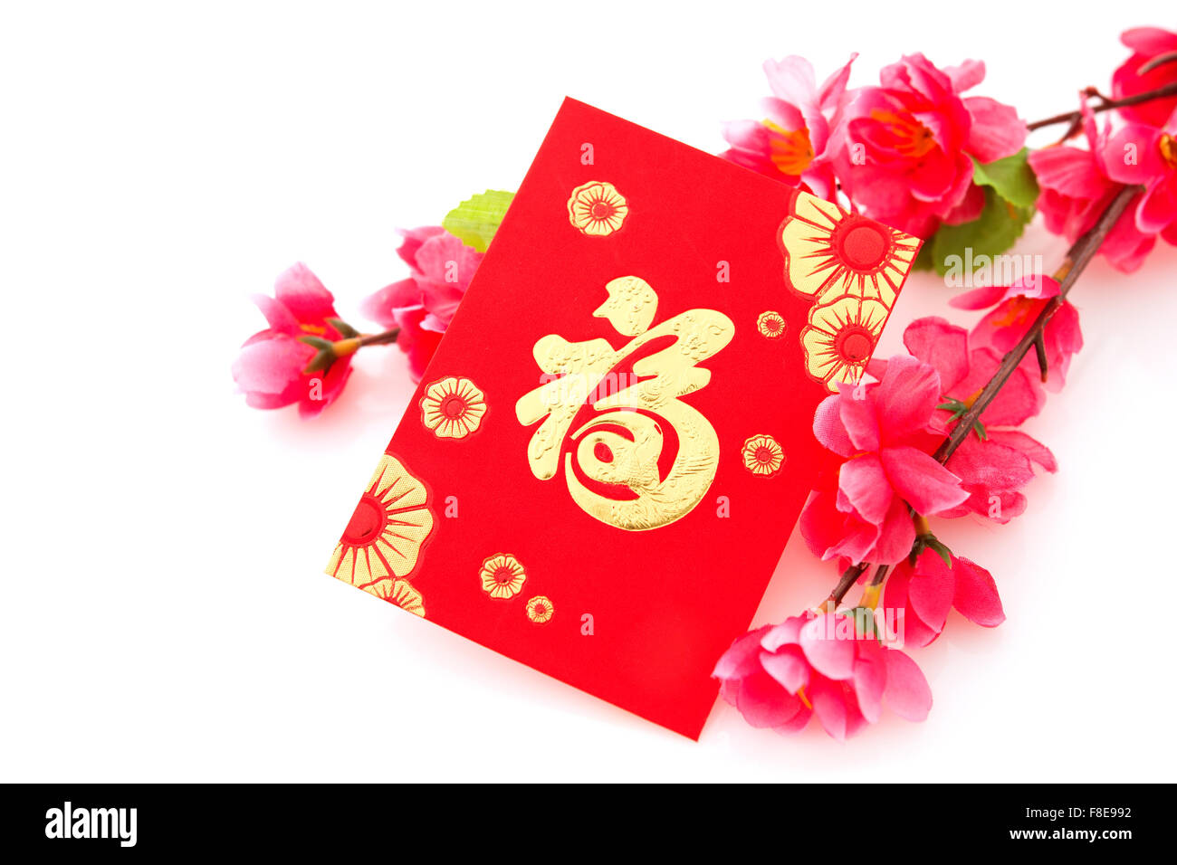 Le festival du Nouvel an chinois, décorations et de prunier paquet rouge isolé sur fond blanc. Caractère chinois signifie "bonne f Banque D'Images