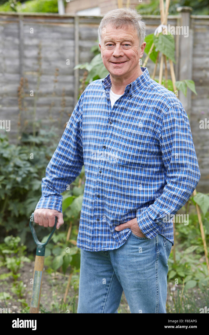 Portrait of Senior Man Gardening At Home Banque D'Images