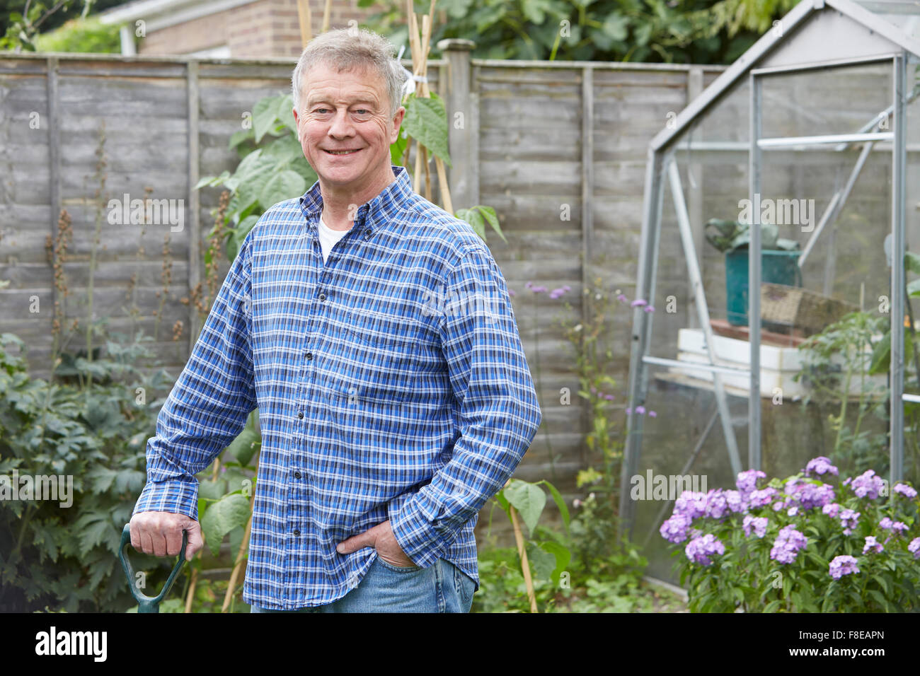 Portrait of Senior Man Gardening At Home Banque D'Images