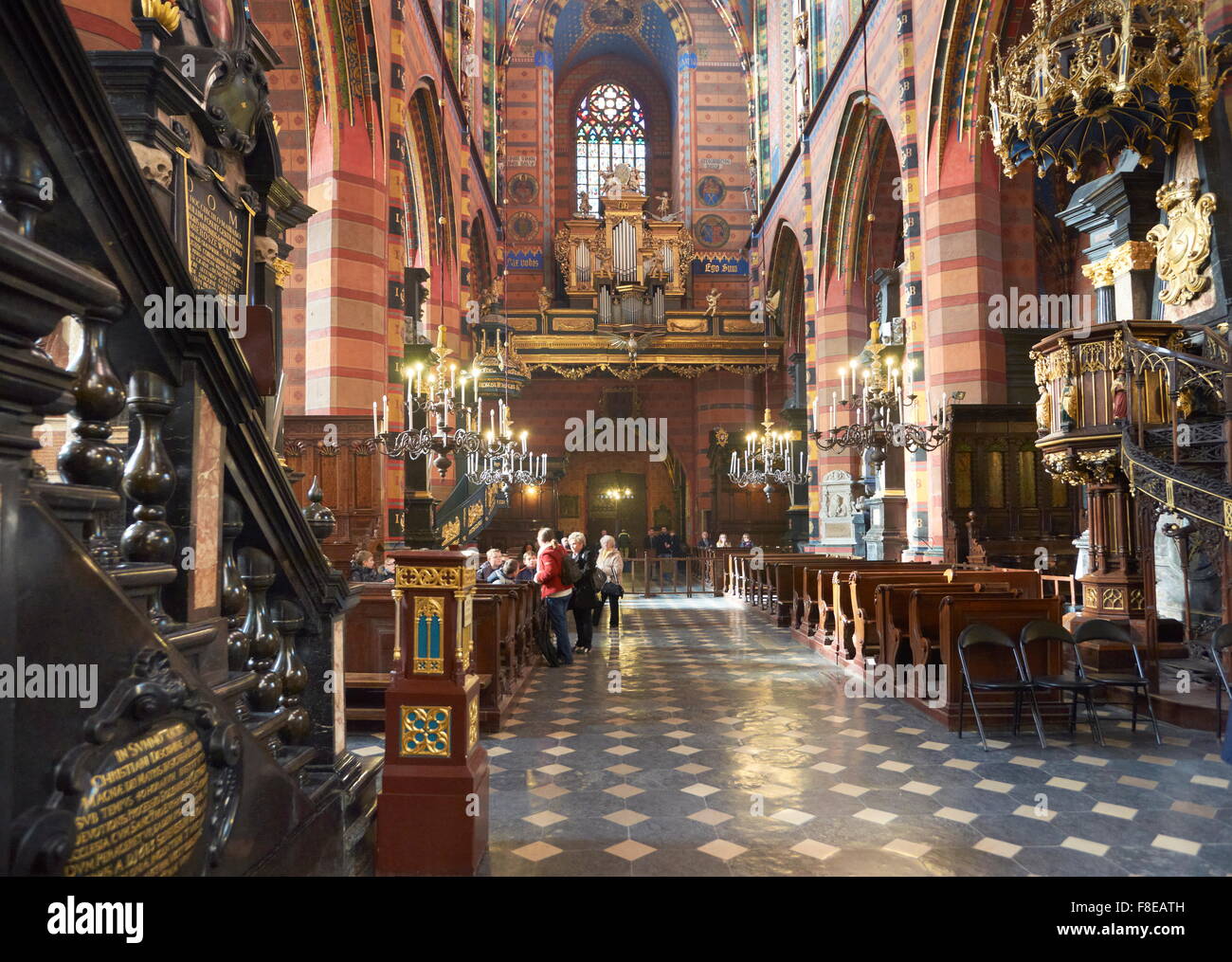 Église Notre Dame élevée au ciel (St. Mary's Church), intérieur de la Basilique, Krakow (Cracovie), la Pologne, l'Europe (UNESCO) Banque D'Images
