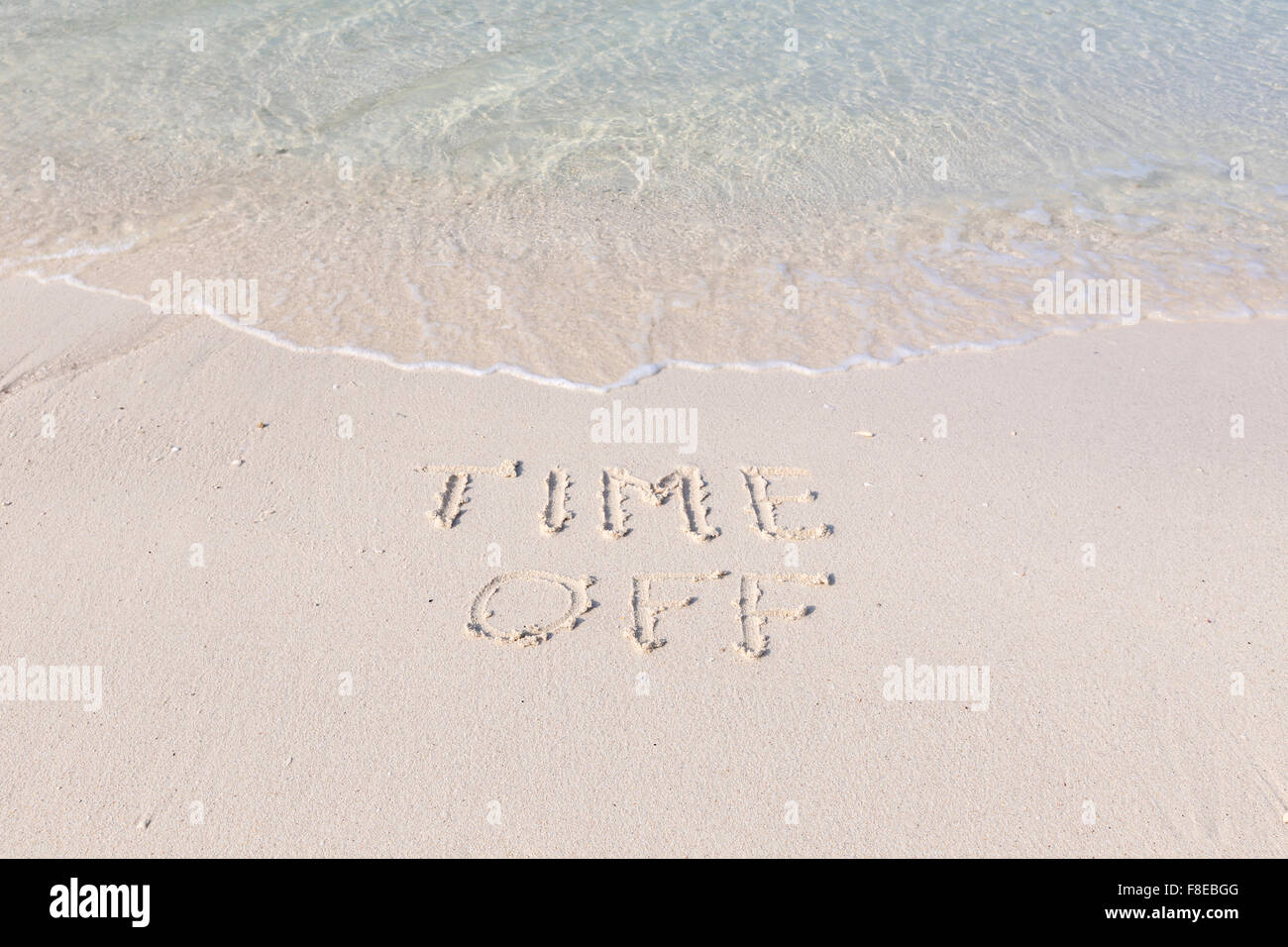 Du temps libre écrit dans le sable humide sur une plage tropicale Banque D'Images