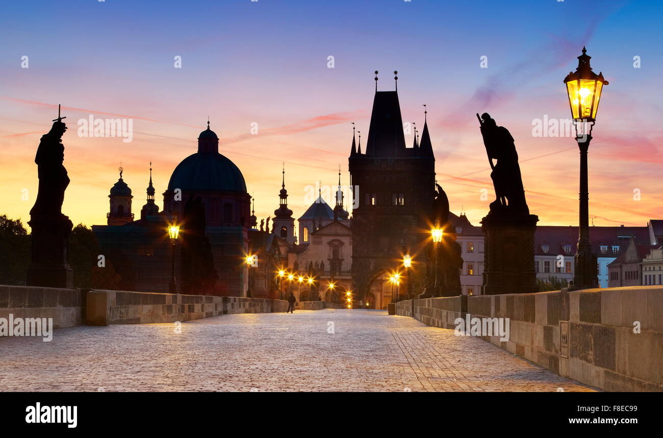 Pont Charles avant le lever du soleil, la vieille ville de Prague, République tchèque, l'UNESCO Banque D'Images