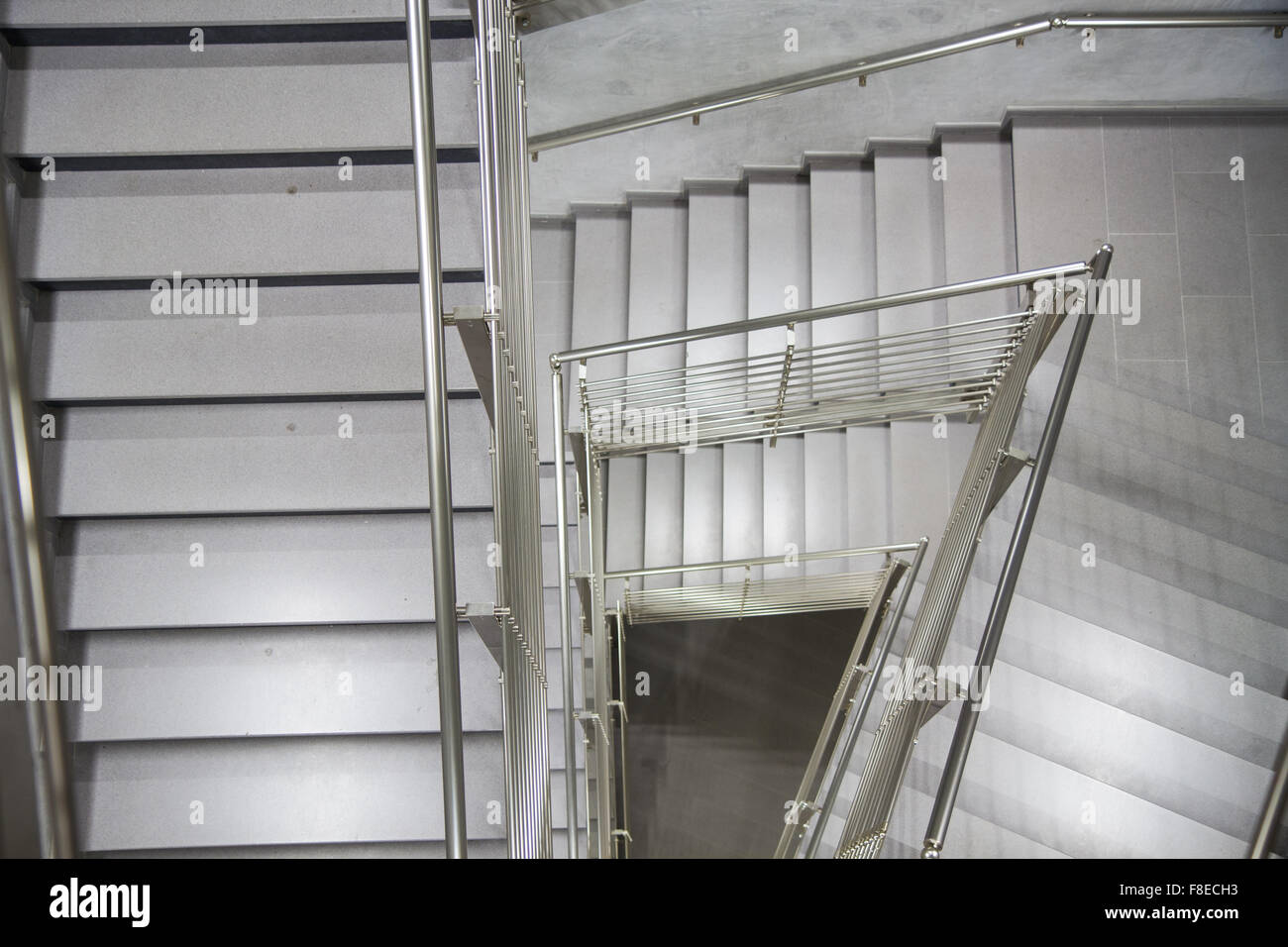 Détail de l'intérieur du bâtiment moderne avec des murs blancs et des escaliers Banque D'Images