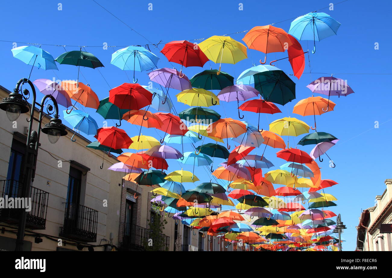 Parapluie coloré décoration fond rue de Madrid Photo Stock - Alamy