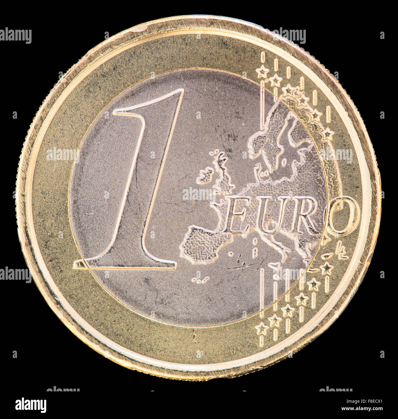 D'un côté commun euro coin isolé sur un fond noir. La face arrière affiche une carte de l'Europe et a été conçu par Luc L Banque D'Images