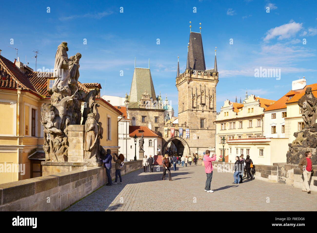 Les touristes sur le Pont Charles, la vieille ville de Prague, République tchèque, l'UNESCO Banque D'Images