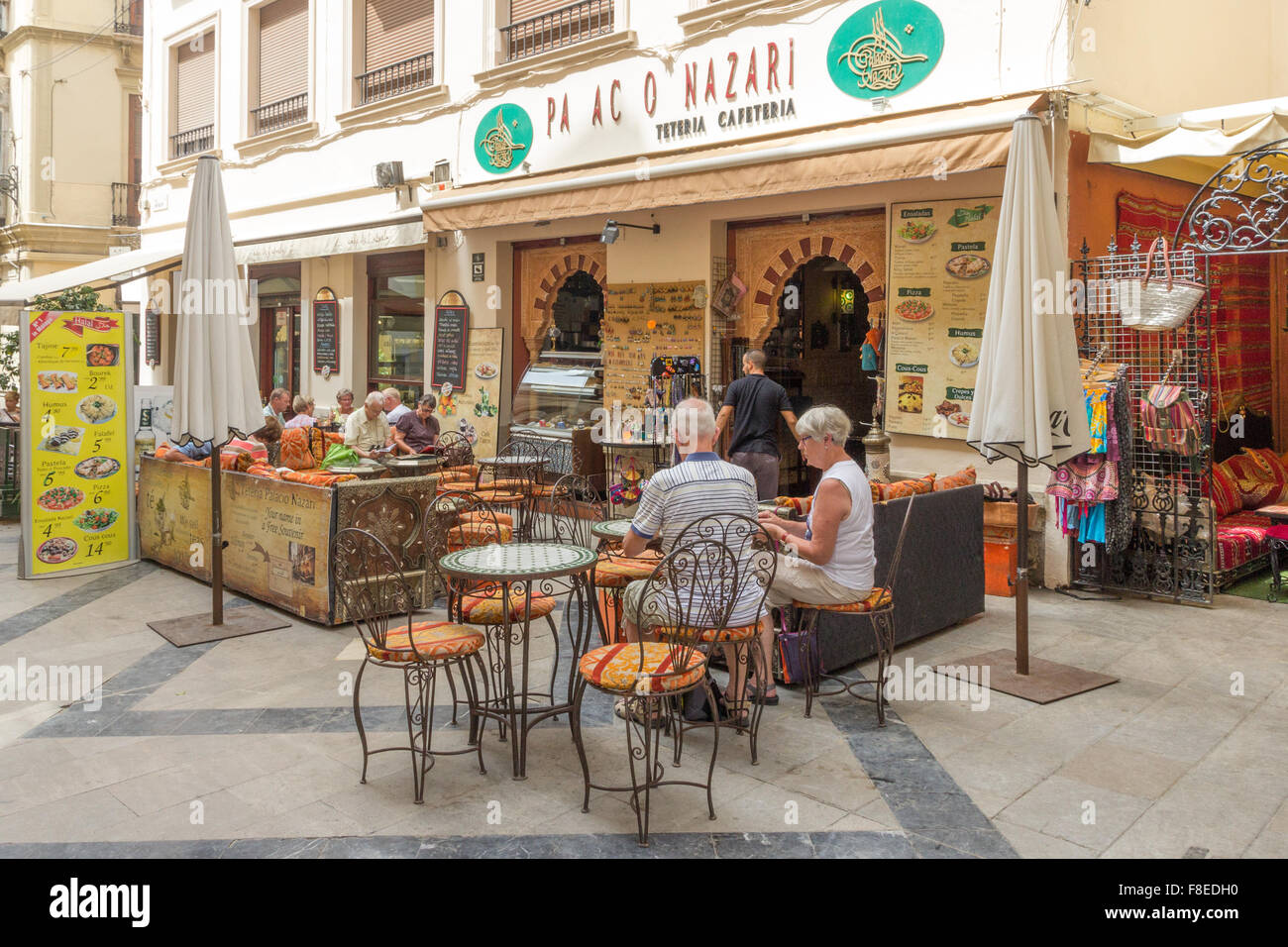 Malaga, 31 Spain-August 2015 : Les gens de manger dans un restaurant en plein air. La plupart des restaurants à Málaga sont dotées d''un coin salon extérieur. Banque D'Images