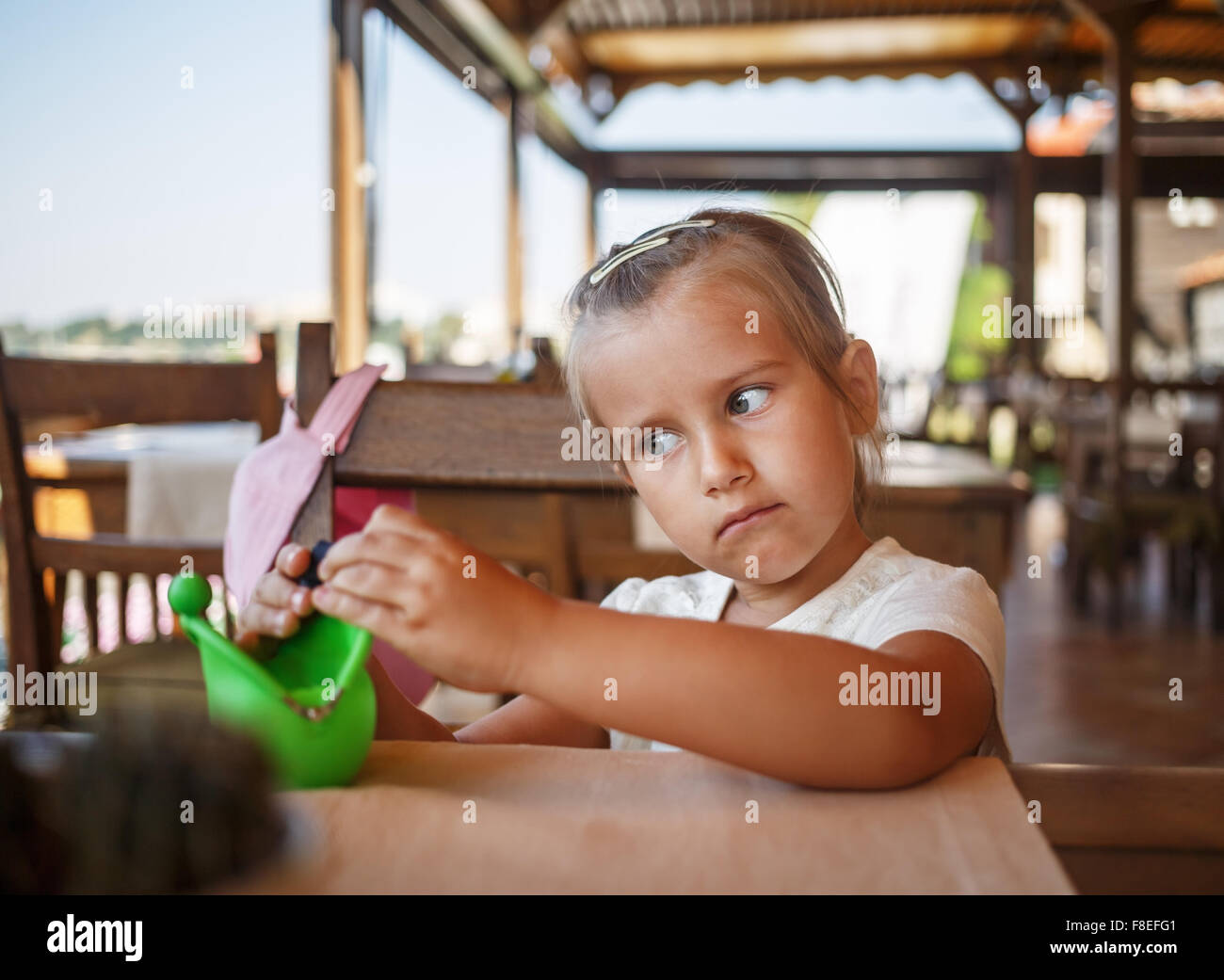 Portrait d'une fille enfant sérieux. Profondeur de champ. Selective focus sur le visage de l'enfant. Banque D'Images