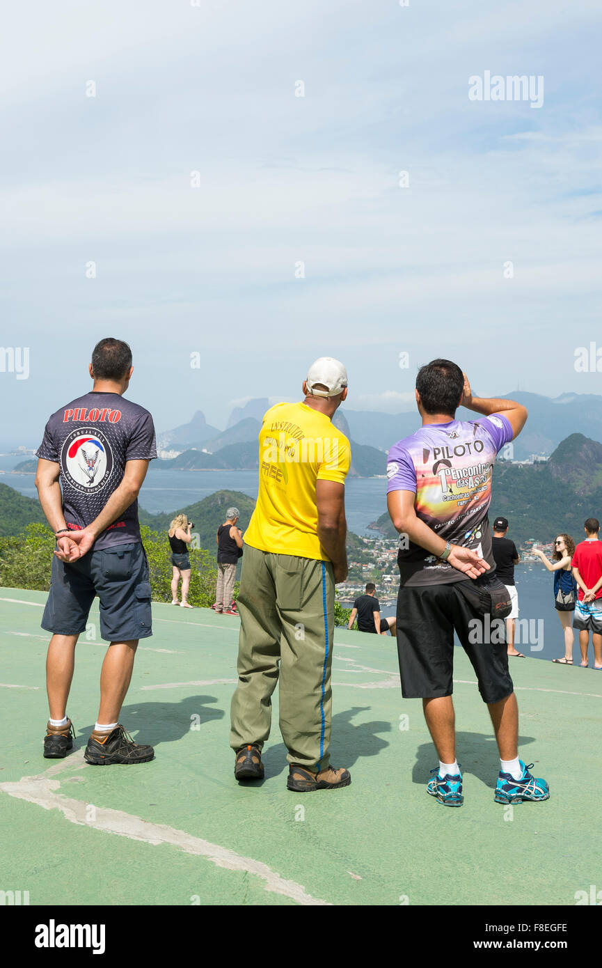 RIO DE JANEIRO, Brésil - 24 octobre 2015 : parapente les pilotes à évaluer les conditions météorologiques à partir d'un lancer spot à Niteroi. Banque D'Images