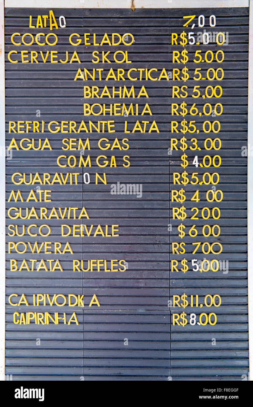 RIO DE JANEIRO, Brésil - 25 mars 2015 : Simple letterboard signer figurent les prix pour Coco, bières, et caipirinhas à un kiosque. Banque D'Images